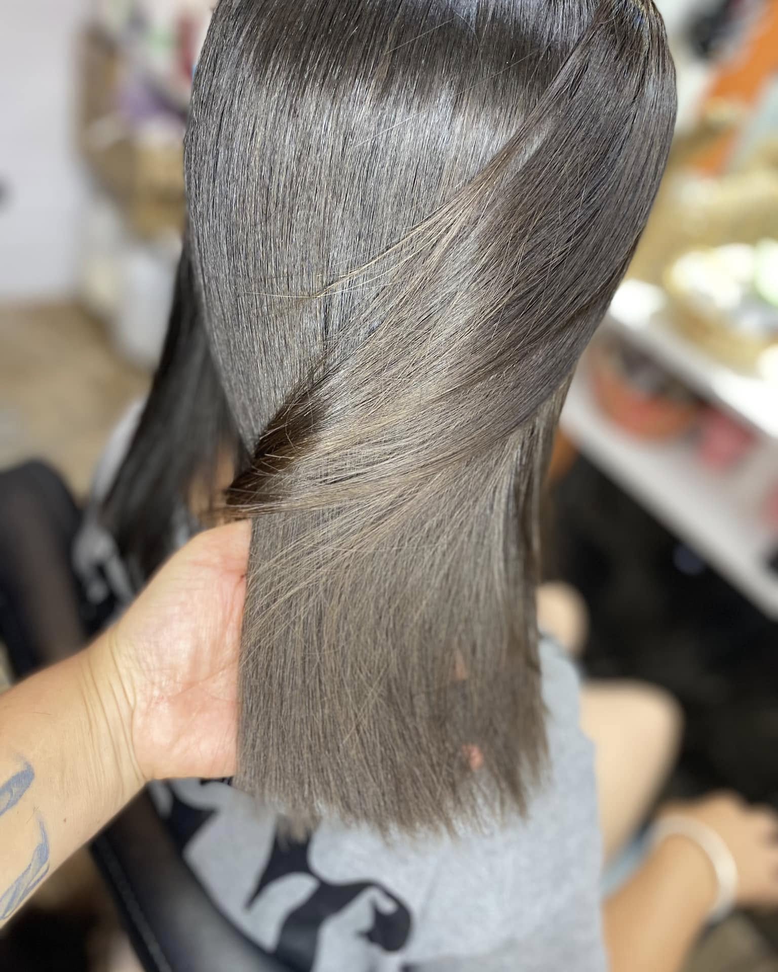 Cabello castaño oscuro con brillo