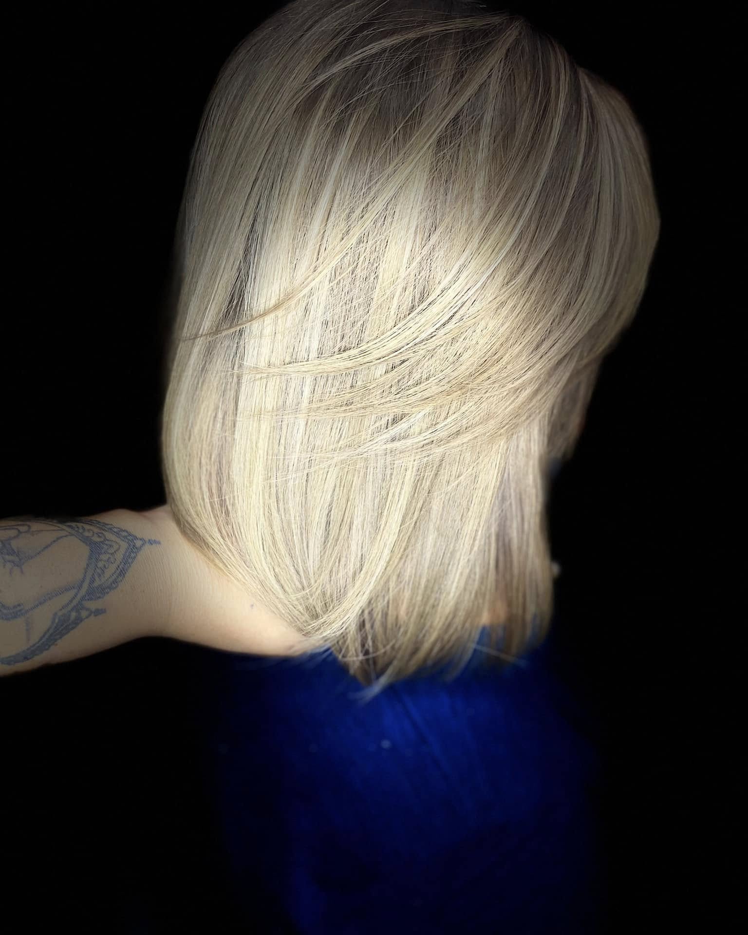 Cabello con reflejos rosados