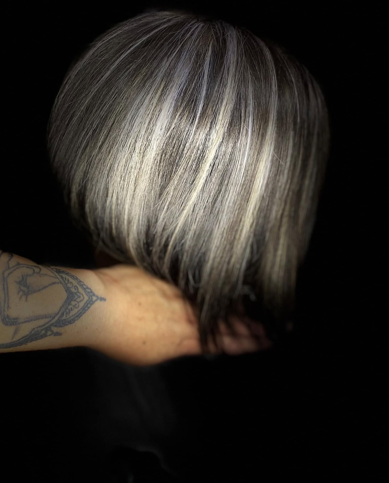 Cabello castaño con textura sedosa
