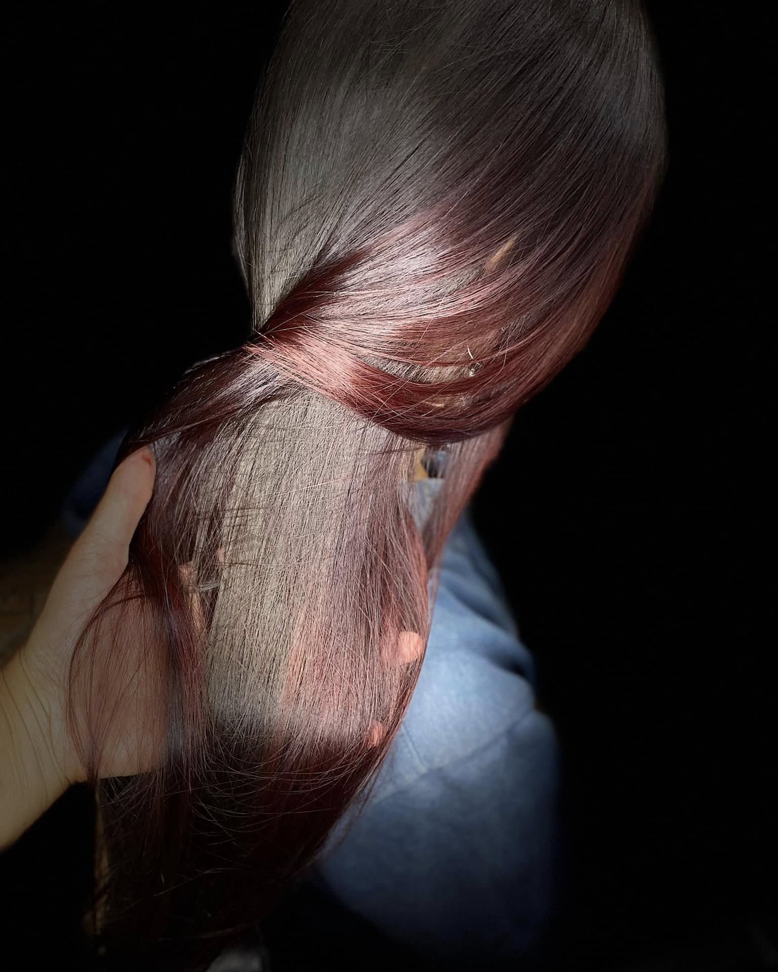 Detalle de cabello oscuro