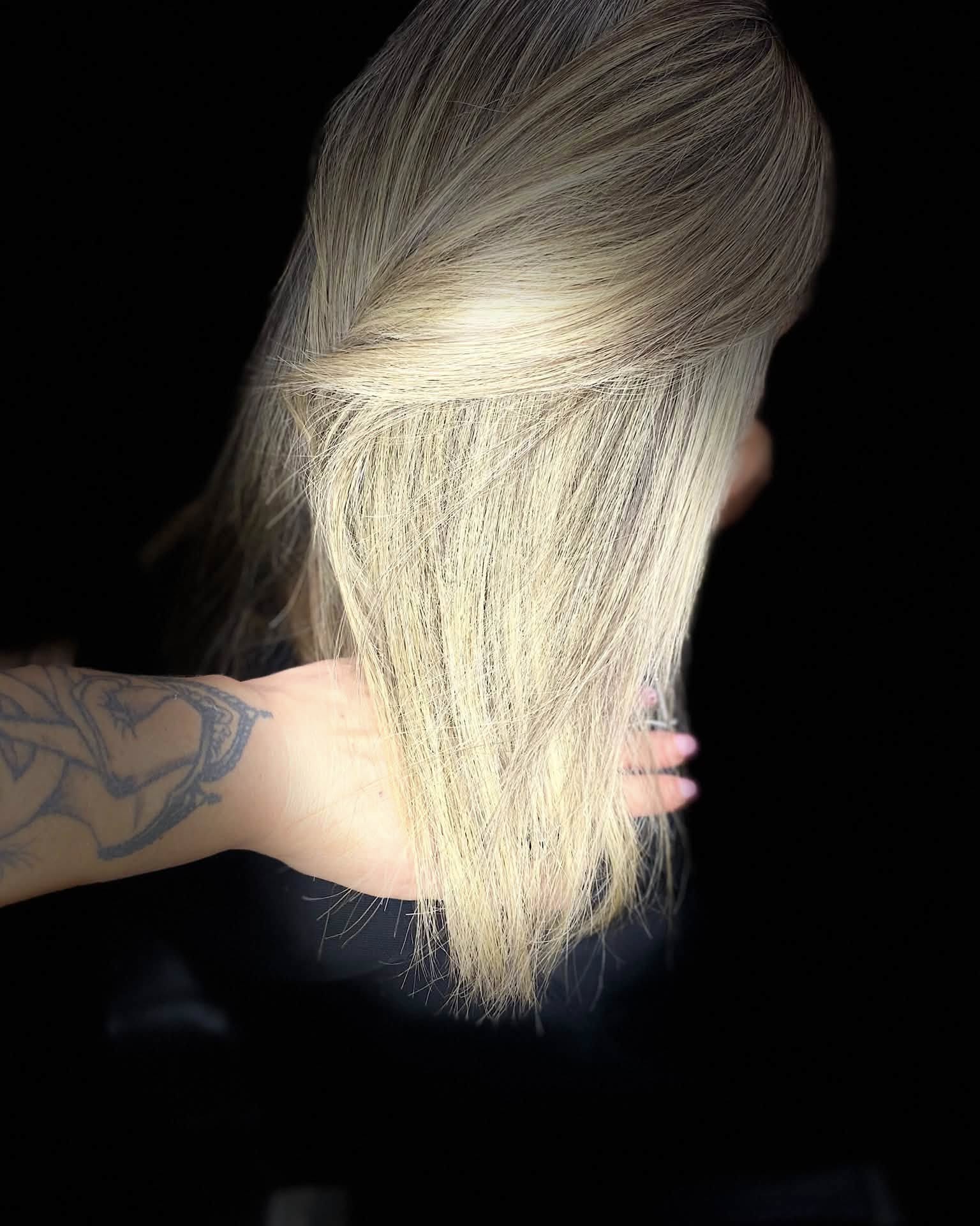 Cabello en tonos arena